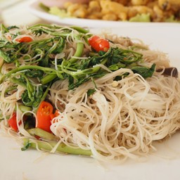 ผัดหมี่กระเฉดเจใส่พริก