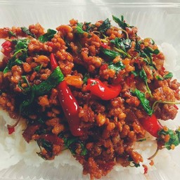 กระเพราหมูสับราดข้าว