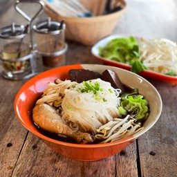 ก๋วยเตี๋ยวไก่มะระ ( น่องไก่ + ไก่ฉีก )