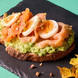 แซนด์วิชแซลมอนรมควันและอะโวคาโด