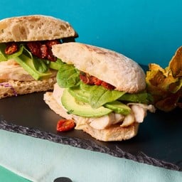 แซนด์วิชไก่ซอสมัสตาร์ดและอะโวคาโด