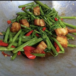 ผัดผุักบุ้งหมูกรอบเจ