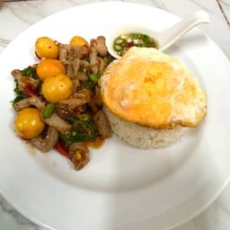 ผัดกระเพราพวงไข่ราดข้าว