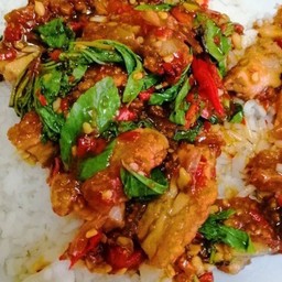 กระเพราไก่ราดข้าว