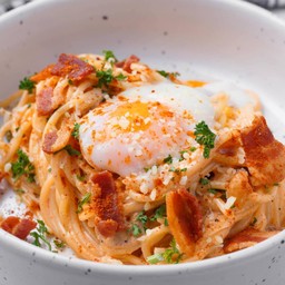 สปาเก็ตตี้คาโบนาร่าซอสเผ็ดเนื้อหอยเชลล์ไข่กุ้ง