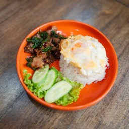 ข้าวกะเพรากรอบเนื้อตุ๋น