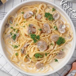 สปาเก็ตตี้สไปซี่คาโบนาร่าเห็ดเผาะเบคอนกรอบ