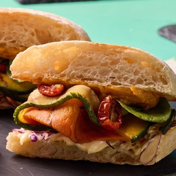 แซนด์วิชผักย่างและซอสสะเต๊ะ