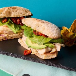 แซนด์วิชไก่ซอสมัสตาร์ดและอะโวคาโด