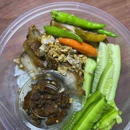 ข้าวหมูทอดกระเทียมพริกสด