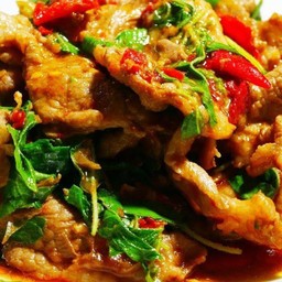 ผัดพริกแกงหมูชิ้นราดข้าว