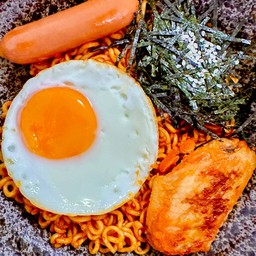 มาม่าเผ็ดเกาหลี (ไส้กรอก+ไก่เผ็ด+ไข่+สาหร่าย)