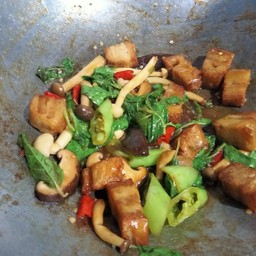 ข้าวกระเพราหมูกรอบเจ