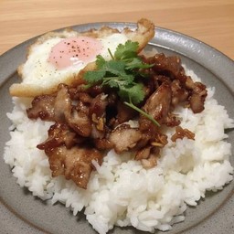 ข้าวหมูชิ้นกระเทียม ไข่ดาว