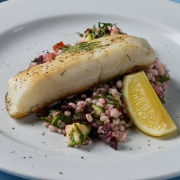 ปลาฮาลิบัตย่าง พร้อมข้าวบาร์เลย์ป่า