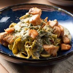 พัพพาร์เดลล์แซลมอนและผัดโขม