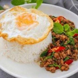 กระเพราหมูสับ(หมูชิ้น)+ไข่ดาว