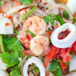 ยำรวมมิตร(หมูสับกุ้งหมึกหอยหมูยอ)