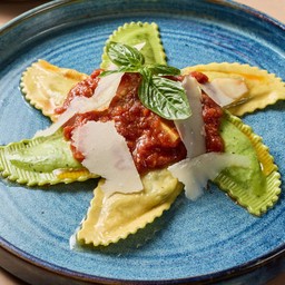 ราวิโอลี่ไส้มอสซาเรลล่าและผักโขม