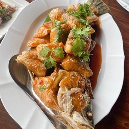 ปลากะพงซอสมะขาม เป็นตัว (Ikan Siakap Sos Asam Jawa)