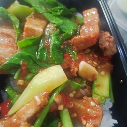 ข้าวคะน้าหมูกรอบ