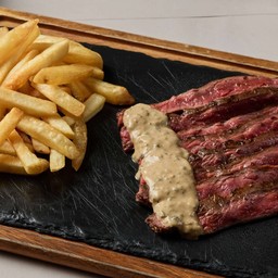 สเต็กเสิร์ฟคู่เฟรนช์ฟราย