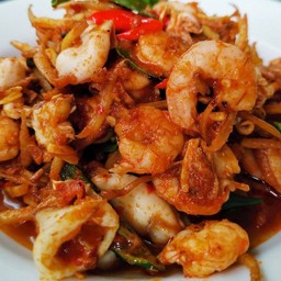 กระเพรากุ้งหมึกราดข้าว