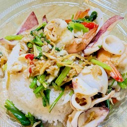 กุ้งหมึกผัดขื้นช่าย ราดข้าว