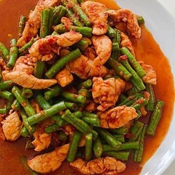 ผัดพริกแกงไก่