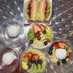 กรีกโยเกิร์ต ( m ) เซ็ตนี้ลูกค้าเลือกผลไม้เอง🥝🍒