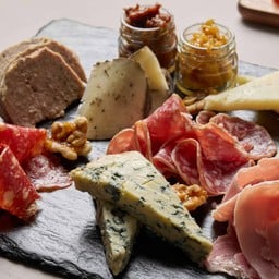 แพลตเตอร์รวมชีสและโคลด์คัท