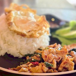 ข้าวกะเพรากรอบหมูชิ้น