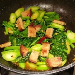 ข้าวราดคะน้าปลาเค็มเจ