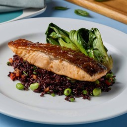 แซลมอนย่างกับซอสขิง