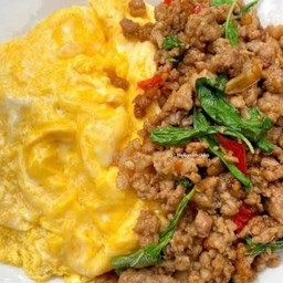 ข้าวผัดกระเพราไข่ข้น