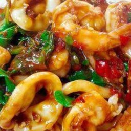 ข้าวกระเพรา กุ้ง หมึก +ไข่ดาว