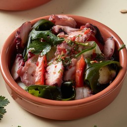 ปลาหมึกยักษ์กับสาหร่ายวากาเมะ