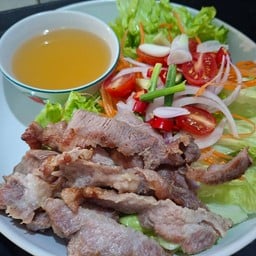 ยำสลัดหมูย่าง