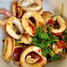 กระเพราปลาหมึกราดข้าว