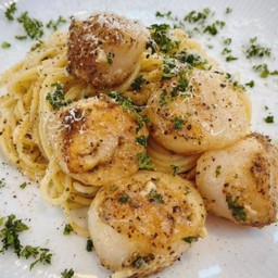 สปาเก็ตตี้เนื้อหอยเชลล์ผัดน้ำมันมะกอก