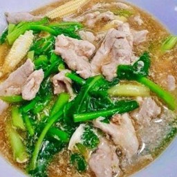 ราดหน้าเส้นใหญ่หมู(ไก่)