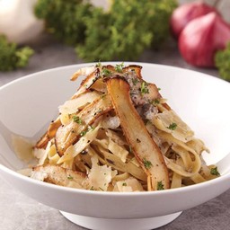 เฟตตูชินีครีมซอสทรัฟเฟิลและเห็ด