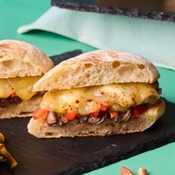 แซนด์วิชสเต็กเนื้อแองกัสและชีส