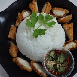 ข้าวไก่ทอดกรอบน้ำจิ้มแจ๋ว 79