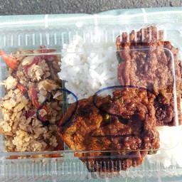 ข้าวกระเพราไก่สับทอดมันทอด