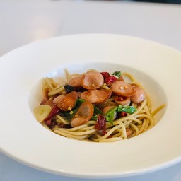 สปาเกตตี้ไส้กรอกผัดพริกแห้ง