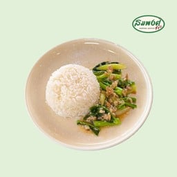 ผัดคะน้าปลาเค็มราดข้าว