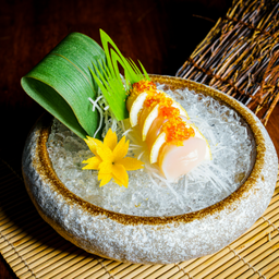 Fresh scallops sashimiโฮตาเตะ ซาซิมิ