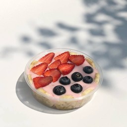 parfait โยเกิร์ตสตอเบอร์รี่่ 0% กราโนล่า +ผลไม้