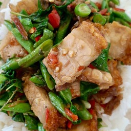กะเพราหมูกรอบ